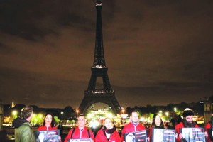 埃菲爾鐵塔１日夜晚熄燈紀念殉職記者。