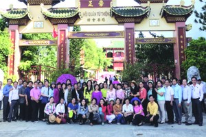 代表團於崇正慈善會館觀音閣前留影。