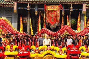 威龍龍獅團在關帝廟合照。