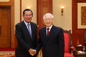 　　總書記、國家主席阮富仲接見 洪森首相。