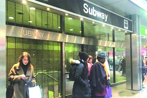 加拿大多倫多發生炸彈威脅後乘客在地鐵站外等候。