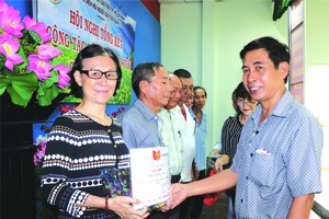 茶山慶雲南院代表接受獎狀。