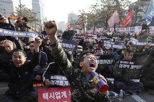 示威者佔據道路，呼叫口號。