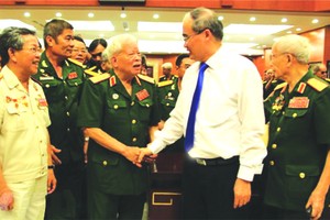 市委書記阮善仁親切問候退休高級幹部。