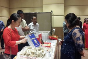 各企業還展出各種燕窩產品  