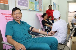 志願者在第八郡第八坊醫療所捐血。