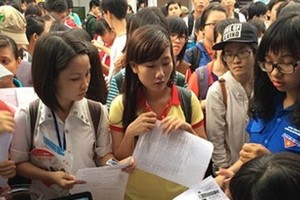 許多大中學生應徵春節臨時工。