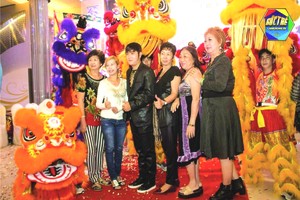 李志成（左三）、梁美美（左二）以及各華人歌手將參加演唱會。