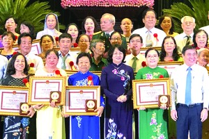 國家副主席鄧氏玉盛(前排左四)頒發獎狀給各模範。