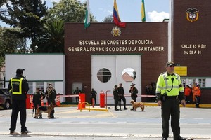 當局在事發警校拉起封鎖線。