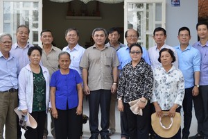 代表團在某革命基層家庭合照。