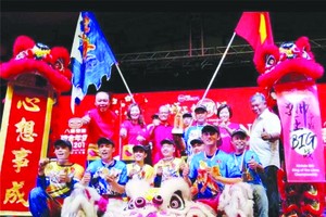 海南聯友龍獅隊在馬國頒獎典禮中合照。