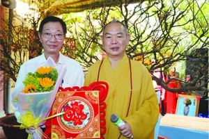 龍華寺住持釋慧功上座祝賀茶山慶雲南 院周華邦以 1 億 9000 萬元投得 2 棵梅花。