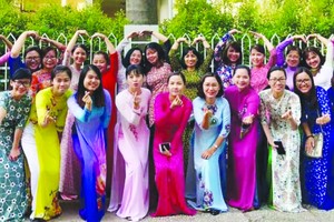 第五郡婦女會正在準備響應「越南長衫」比賽。