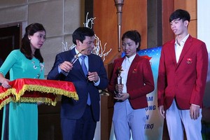 阮玉善部長向各運動員頒發獎項。