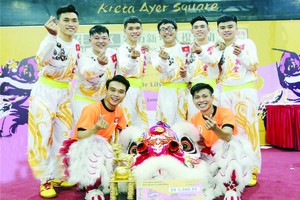 精英堂龍獅團兄弟喜獲冠軍。