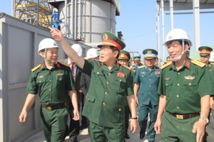 吳春歷大將視察邊和機場戴奧辛處理工作