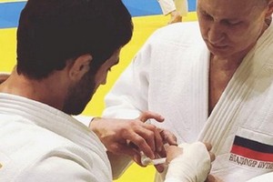 普京與奧運冠軍一起練柔道 右手不慎受傷