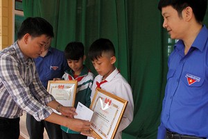 七年級B2班學生阮文章和八年級B2班學生阮飛英