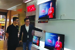 首席執行官王成先生(右)介紹 TCL新產品。