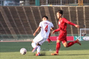 越南球員（深色衣）與菲律賓球員在比賽中。