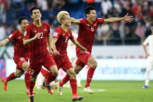 我國球員祝賀勝利。