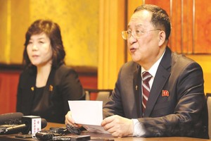 朝鮮外相李容浩（右）召開記者會就金特會發表立場。