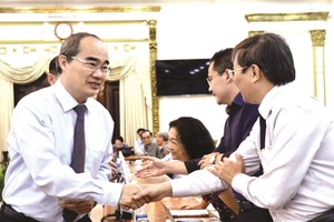 市人委會書記阮善仁與各代表交談。