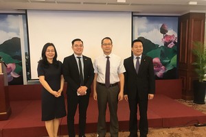 與會領導和越南企業交流