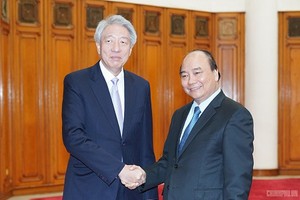 政府總理阮春福昨(22)日下午在政府辦事處接見新加坡副總理兼國安部長張志賢