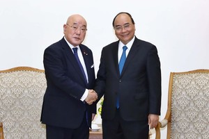 政府總理阮春福昨(29)日下午在政府辦事處接見了日本首相安倍晉三的內閣特別顧問飯島勳。