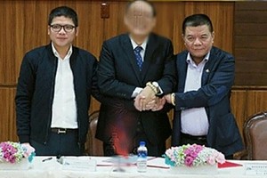 陳維松（左一）