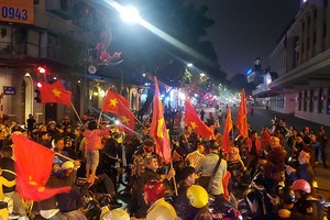 本月26日晚上越南U23隊勝泰國晉級正賽，球迷湧上街頭慶祝。