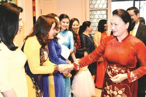 國會主席阮氏金銀看望比利時大使館幹部人員。