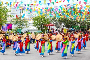 雄王忌辰各民族同胞遊行活動。