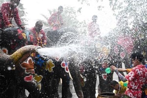 泰潑水節遇上乾旱　當局籲民眾節省“潑水”