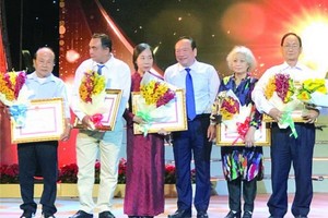 有3個華人個人和集體獲獎，具體是華人畫家陳文海的水墨畫作品《合力》獲三等獎、柯達的攝影作品“胡志明市蓬勃發展”獲三等獎、市各少數民族文學藝術協會所屬書法分會《40年輝煌書法集》獲鼓勵獎◆    