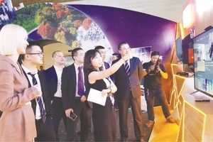 TCL 領導與客戶體驗新產品優越功能。