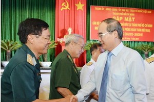 市委書記阮善仁與軍隊退休將領親切聚會。