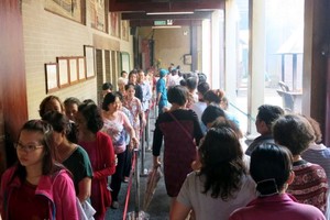 善信在穗城會天后廟排隊等蓋印。