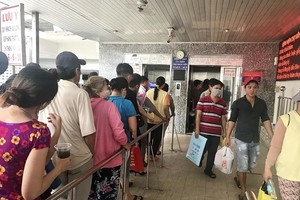 大水鑊醫院等候電梯的探病者。