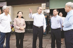 市委副書記、市人民議會主席阮氏麗及各相關廳、部門代表參與視察工作。