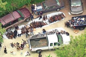 美豪宅藏“地下兵工廠”　警方破獲上千把槍枝