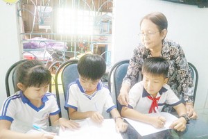 林氏五老師正在家內給學生們輔導功課。