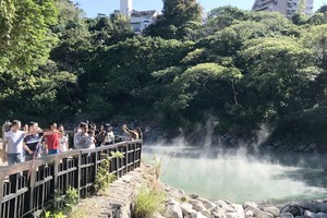 遊客瀏覽地熱谷。