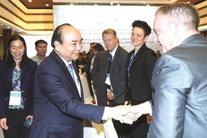 政府總理阮春福與各國專家交流。