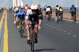 運動員參加自行車賽。