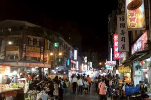 熙來攘往的寧夏夜市。