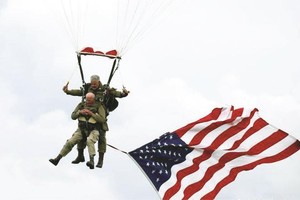 97歲老兵跳傘紀念諾曼底登陸75週年