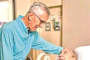 杜赫斯特(左)探望納爾。